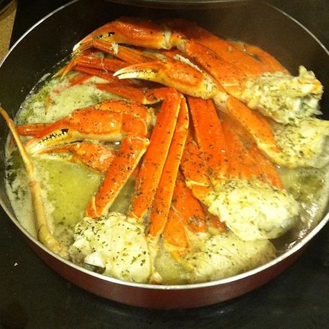 Crab Legs Recipe, Crab Dishes, Seafood Boil Recipes, Boiled Food, Yummy Seafood, Garlic Butter Sauce, Crab Recipes, Crab Legs, Spicy Food