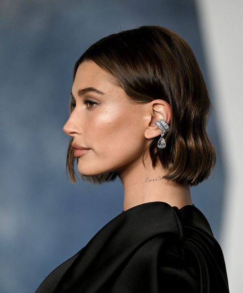 Hailey Bieber Nails, Bieber Nails, Trendy We Fryzurach, Haircut For Square Face, Nagellack Trends, Shannen Doherty, Glossy Hair, Penteado Cabelo Curto, Square Faces