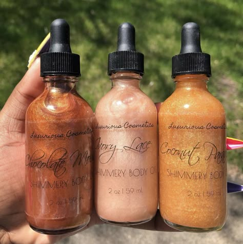 Body Shimmer Glowing Skin Black Women, Body Oil Aesthetic, Body Glaze, Shimmer Oil, Body Shimmer, Shimmer Body Oil, Best Lip Gloss, Shower Skin Care, روتين العناية بالبشرة