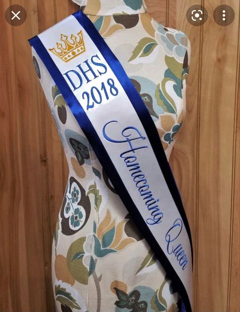 Diy Homecoming Sash, Pagent Sash, Sash Design Ideas, Homecoming Sashes, Homecoming Sash, Diy Sash, Prom Sash, Sash Design, Prom Party Decorations