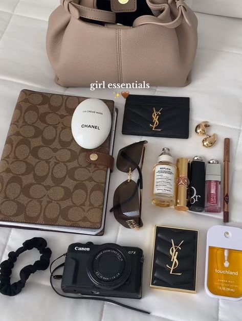 Small Purse Aesthetic, Purse Aesthetic, Everyday Bag Essentials, Handbag Making, What's In My Purse, My Style Bags, Inside My Bag, Purse Essentials, Handbag Essentials