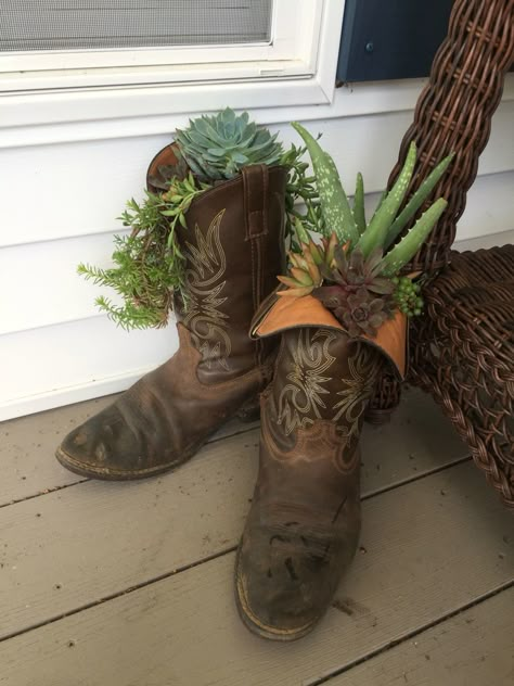 Recycled Cowboy Boots Ideas, Recycle Cowboy Boots, Cowboy Boot Succulent Planter, Cowboy Boots Decor Ideas, Cowboy Boots Repurposed Ideas, Decorating With Cowboy Boots, Western Garden Decor, Old Cowboy Boots Crafts, Cowboy Boot Planter Ideas