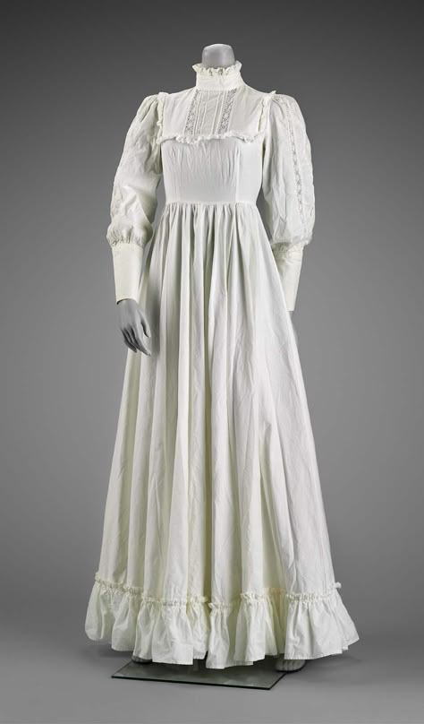 1970-1975, United Kingdom - Dress by Laura Ashley (Laura Mountney) - Cotton plain weave with machine-made cotton lace Kingdom Dress, Long Cotton Dress, Museum Of Fine Arts Boston, Laura Ashley Dress, Old Fashion Dresses, Cotton Long Dress, Standing Collar, 1970s Fashion, Edwardian Fashion