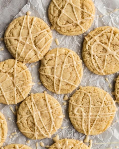 Maple Cookies Recipe, Maple Syrup Glaze, Apple Oatmeal Cookies, Pecan Pie Cookies, Cookie Glaze, Maple Cookies, Cinnamon Roll Cookies, Oatmeal Cream Pies, Bite Size Cookies