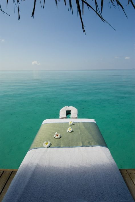 Kuramathi Spa...Maldives oh my! I would love to be watching over this bright blue water while getting a massage. Spa Retreat, Cheap Hotels, Dream Holiday, Island Resort, Hotel Discount, Relax Time, Pretty Places, Aruba, Dream Destinations