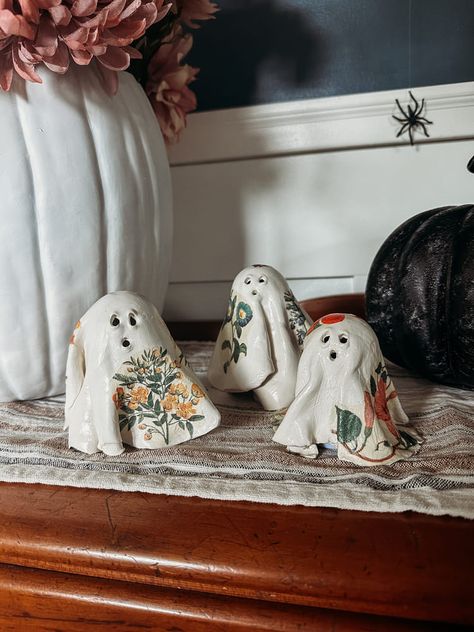 DIY Floral Clay Ghosts – Easy & Affordable Halloween Craft Ceramic Ghost Diy, Vintage Inspired Halloween Crafts, Diy Modge Podge Ghosts, Halloween Clay Craft, Clay Ghosts Diy Tutorial, Air Dry Clay Ideas For Fall, Cloth Ghost Diy, Air Dry Clay Ghosts Diy, Thanksgiving Air Dry Clay Ideas