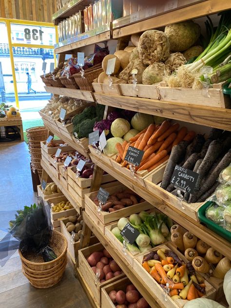 Grocery Store Vegetable Display, Organic Food Shop Design, Farm Grocery Store, Small Farm Shop Ideas, Farm Stand Product Ideas, Vegetable Store Design, Market Garden Layout, Organic Store Design, Small Grocery Store Design