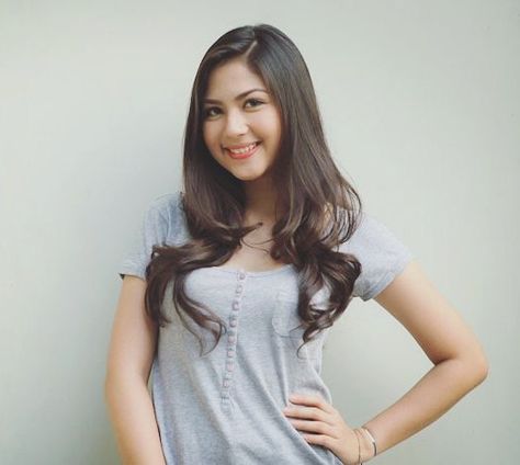 Jessica Mila  #jessicamila #jscmila #ggs #ggslovers #actress #ggsreturns #artis #fotoartis #selebriti Jessica Mila, Celebrities Female, Asian Beauty, Indonesia, Actresses, Long Hair Styles, Actors, T Shirts For Women, Photo And Video