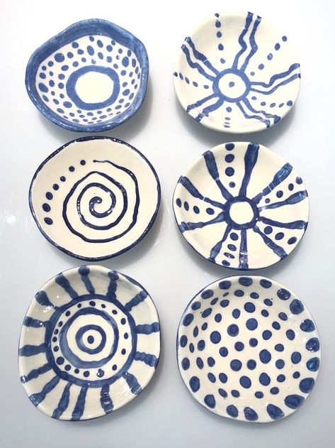 Ceramic Pottery Painting Ideas Bowls, Easy Pottery Painting Ideas Plates, Clay Bowl Painting Ideas, Clay Plate Painting Ideas, Easy Ceramic Painting Ideas, Painting Pottery Ideas Easy, Easy Pottery Painting Ideas, Ceramic Ideas Pottery, Assiette Design