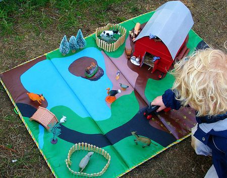 Wish I had this when my kids were a little younger. Perlengkapan Bayi Diy, Barn Crafts, Farm Play, Felt Play Mat, Barn Wood Crafts, Diy Bebe, Felt Quiet Books, Homemade Toys, Play Mats