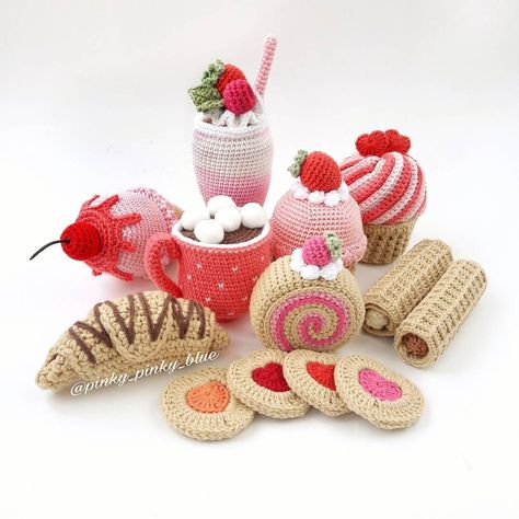 Crochet Sweets, Crocheted Food, Knitted Food, Food Amigurumi, Doll Tea Party, Crochet Cake, Crochet Unique, Confection Au Crochet, Crochet Fruit