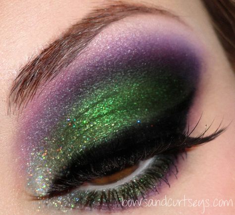 New years makeup with purple dress! maybe add rhinestones to give it that special sparkle for new years.... green, purple... fabulous! Makeup With Purple Dress, Avengers Makeup, Mardi Gras Makeup, Fantasy Make-up, Glittery Eyeshadow, Drag Make-up, New Year's Makeup, Witch Makeup, Smoky Eyes