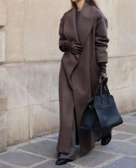 The Row Half Moon Bag, Oversized Coat Outfit, Winter Outfit Ideas Aesthetic, Brown Coat Outfit, Long Brown Coat, Long Coat Outfit, Outfit Ideas Aesthetic, Winter Fashion Trends, Fall Outfit Inspiration