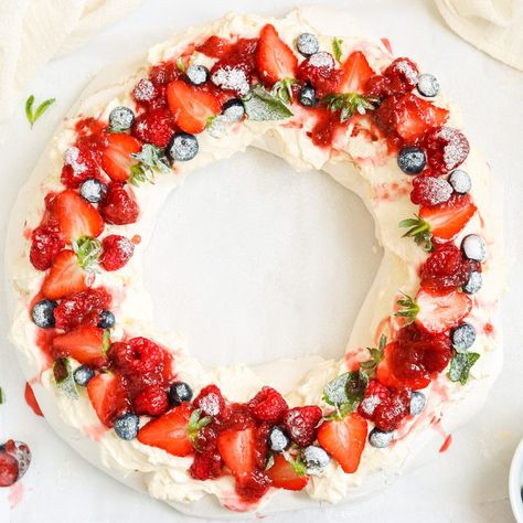 Mary Berry Pavlova (Christmas Wreath) - My Morning Mocha Mary Berry Pavlova Wreath, Mary Berry Meringue, Mary Berry Pavlova, Pavlova Christmas, Pavlova Toppings, Pavlova Wreath, Berry Pavlova, Christmas Pavlova, Mini Pavlova