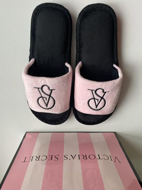 Slippers Victorias Secret, Victoria's Secret Slippers, Vs Slippers, Viktoria Secret, Victoria Secret Slippers, Shoes For Women Winter, Victorias Secret Set, Y2k Background, Makeup Bag Essentials