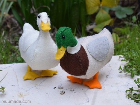 Duck Sewing Pattern Free, Felt Duck Pattern, Duck Sewing Pattern, Origami Rooster, Felt Duck, Sewn Dolls, Bunny Origami, Felt Animal Pattern, Crafting Table