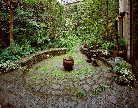 Tobita House  The garden of a house in Den-en-chofu, Tokyo, designed by Satoru Masaki, on the Shinto legacy. Between the garden and the house is a slightly sunken circular courtyard. To create the courtyard, the designer chose sakuishi stone, as it retaine moisture and therefore suppots mosses, which he planted. Japan Secret Garden Courtyard, Sunken Garden Ideas, Circular Courtyard, Sunken Courtyard, Private Garden Design, Garden Hideaway, Japanese Courtyard, Sunken Garden, House Yard