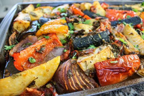 Briam Recipe, Mediterranean Diet Meal Plan, Summer Vegetables, Mediterranean Living, Baked Vegetables, Mediterranean Food, Greek Dishes, Summer Vegetable, Mediterranean Diet Recipes