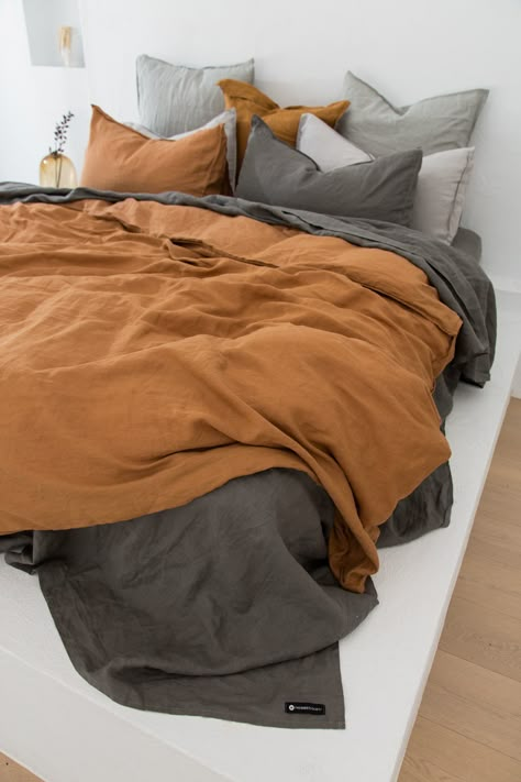 Bedroom Linens Bedding Color Schemes, Bed Sheets Brown, Bed Linen Styling Color Schemes, Grey And Terracotta Bedroom, Terracotta Bedding Styling, Grey And Rust Bedroom Ideas, Bedding Color Ideas, Linen Sheets Bedroom, Bed Linen Styling