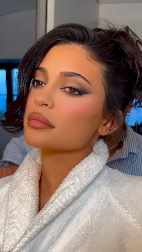 Glam Fox Eye Makeup, Kylie Jenner Makeup Looks, Kylie Jenner Eye Makeup, Fox Eye Makeup, Maquillaje Kylie Jenner, Kylie Jenner Makeup Look, Coachella Makeup, Look Kylie Jenner, Kylie Jenner Hair