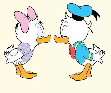 Kiss Disney Characters Kissing, Duck Cute, Cute Kiss, Daisy Duck, Disney Drawings, Cricut Ideas, Donald Duck, Daisy, Kiss