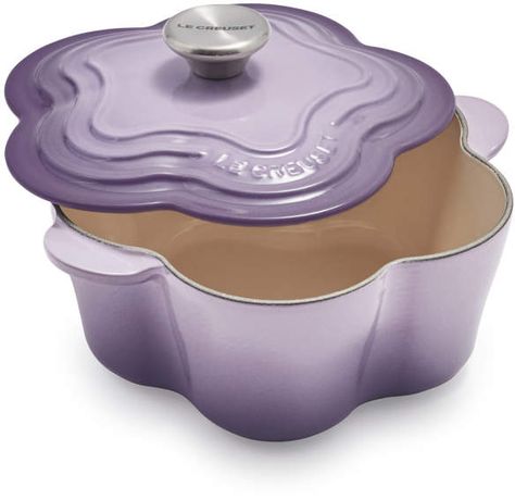 Le Creuset Flower Cocotte Cocotte Recipe, Best Dutch Oven, Le Creuset Cookware, Cookware Set Stainless Steel, Purple Decor, Pots And Pans Sets, Cooking Gadgets, Chic Kitchen, Gifts For Cooks