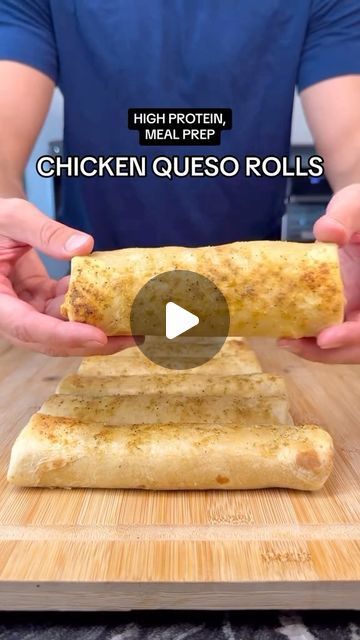 Daily High Protein Recipes on Instagram: "Macro-Friendly Queso Chicken Rolls 😮‍💨  Credit: @stealth_health_life  Per Queso Roll (Makes 😍 335 cals 35g Protein 25g Carbs 9g Fat  Store frozen and reheat by microwaving for 2-3 minutes and you have one of the easiest and tastiest high protein snacks you can get 👌  Ingredients:  20oz chicken breast (~3 chicken breasts) Juice of 1 lime 1 packet taco seasoning (or any seasoning of choice)  Queso sauce: 200g 2% cottage cheese 75g fat free greek yogurt 4 tablespoons salsa 2 tablespoons red enchilada sauce Garlic powder & salt to taste   4 tablespoons pico de gallo 50g reduced fat cheese 50g fat free cheddar  8 low carb burrito tortillas (I used @eatcounter high protein tortillas)  Are you trying this?  #mealprep #macrofriendly #flexibledieting #q Macro Friendly Chicken Tacos, Macro Friendly Queso Chicken Rolls, Meal Prep Wraps Healthy Recipes, Low Carb Chicken Wraps, Queso Chicken Burritos, Chicken Queso Rolls, Queso Chicken Rolls, High Protein Frozen Burrito, Protein Sandwiches Lunch Ideas