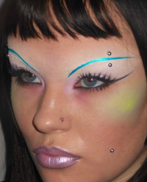 Y2k Shoot, Inspi Makeup, Futuristic Makeup, Bratz Fashion, Metallic Makeup, Alien 2, Fun Makeup, Rave Makeup, Human Canvas