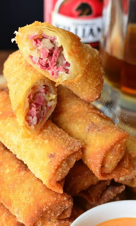 Reuben Egg Rolls | from willcookforsmiles.com Reuben Egg Rolls, Irish Appetizers, St Patrick's Day Appetizers, Irish Recipes Traditional, Chicken Spring Rolls, Fingerfood Party, Egg Roll Recipes, Corn Beef And Cabbage, Wontons