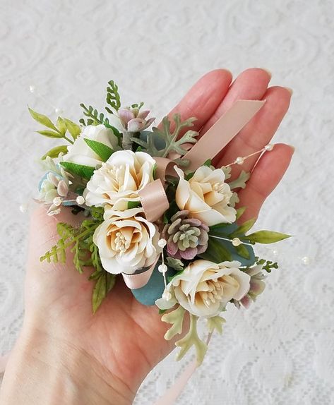 Unique Prom Corsage, Tulip Corsage, Corsages For Prom, Rustic Wedding Veil, Prom Prep, Corsage Wristlet, Bracelet Corsage, Wedding Succulents, Dance Flowers