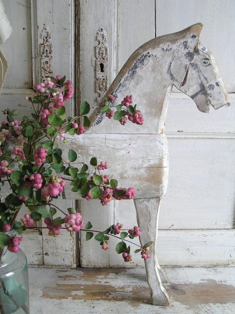 horse in the bedroom Shabby Chic Decorating, Vibeke Design, Decoration Shabby, Shabby Chic Stil, Estilo Shabby Chic, Horse Statue, Shabby Chic Living, Equestrian Decor, Wooden Horse