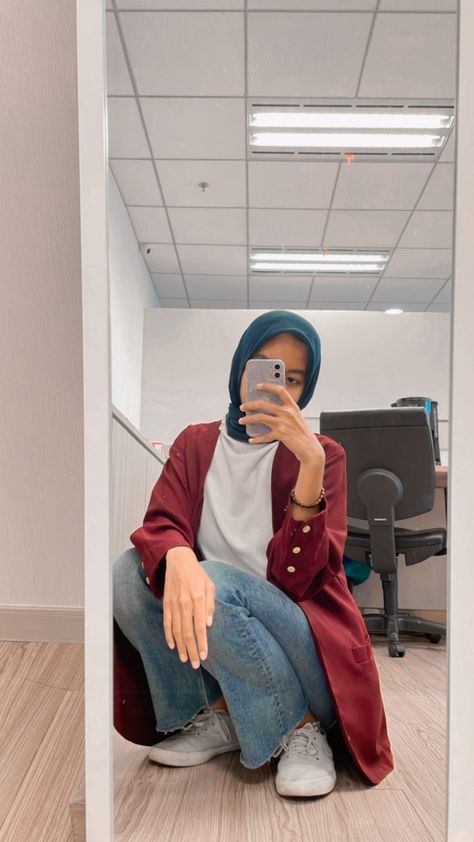 mixing Zara Jeans with maroon suit looks gorgeous on you Maroon Jeans Outfit, Maroon Hijab, Suit With Jeans, Cardigan Hijab, Ootd Cardigan, Hijab Fits, Maroon Suit, Maroon Jeans, Casual Hijab