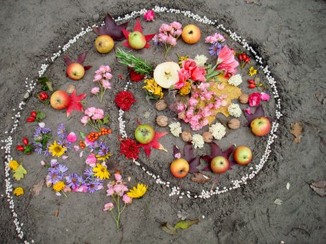 August 1 is the harvest holiday Lammas or Lughnasadh. Here are some seasonal ideas for decorating and dressing up your altar for your celebration. Corn Moon, Ears Of Corn, Harvest Time, Harvest Season, Honey Jar, Ritual, Philosophy, Corn, Witch