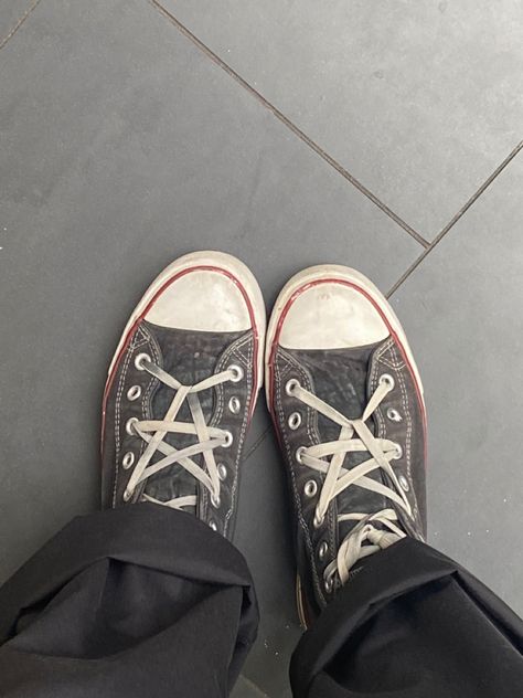 converse shoes star shoelaces stars ties tutorial grunge alt fashion Star Shoelaces, All Star Aesthetic, Satanic Star, Cool Converse, How To Lace Converse, Tenis Converse, Cute Reptiles, Converse Star, Grunge Fashion Soft