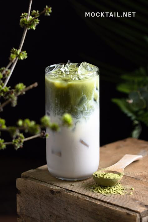 Homemade Iced Matcha Latte - a very healthy and tasty way to get an energy boost in the afternoon! Green drink has probably never ever tasted so amazing. We know you are going to love this great green tea drink. How to Make an Iced Matcha Latte? It is very easy and fast. Give our recipe a try and enjoy. Cheers, friends! Healthy Drink Recipes, Diy Coffee Drinks, Matcha Iced, Iced Latte Recipe, Green Tea Drinks, Matcha Latte Recipe, Iced Green Tea, Iced Matcha Latte, Matcha Drink