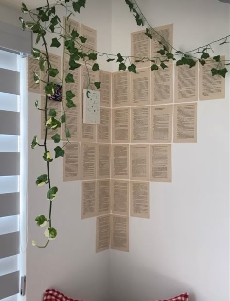 Bulletin Board Aesthetic, Book Page Wall, Bulletin Board Ideas For Bedroom, Tumblr Room Decor, Cool Room Designs, Easy Room Decor, College Bedroom, Tumblr Rooms, Bedroom Decor Cozy