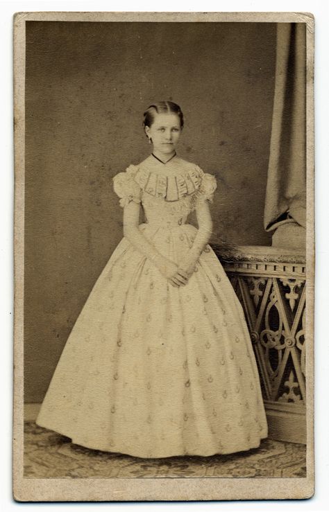 I bet this was a "coming out" ball photo. Victorian People, Gaun Abad Pertengahan, 1860s Fashion, 1860 Fashion, Antique Photography, Old Portraits, Portrait Vintage, Victorian Photos, Old Photography