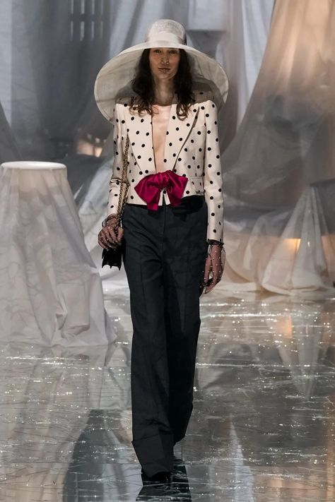 Valentino Spring 2025 Ready-to-Wear Fashion Show | Vogue Valentino Runway, Bow Hunter, Valentino Fashion, Spring 2025, Fashion Runway, Vogue Runway, Runway Fashion, High Fashion, Fashion Show