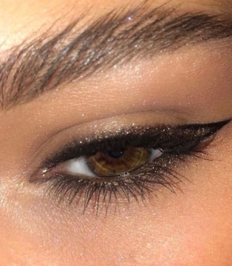 Eyeliner Designs, Gold Eye Makeup, Permanent Eyeliner, Latest Makeup Trends, Cute Eye Makeup, Med Tech, Hooded Eyes, Winter Beauty, Eye Makeup Tips