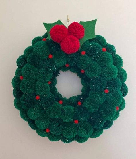 Pom Pom Xmas Decorations, Pom Pom Reef, Christmas Pom Pom Wreath Ideas, Pom Pom Wreath Christmas, Pompon Wreath, Pom Pom Christmas Decorations, Pom Pom Christmas Wreath, Pom Pom Art, Christmas Pom Pom Wreath