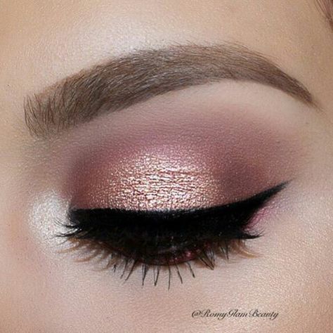 Rose gold eye Machiaj Smokey Eyes, Shimmer Eye Makeup, Smoky Eyes, Pinterest Makeup, Makijaż Smokey Eye, Makeup Eye Looks, Trendy Makeup, Make Up Looks, Gold Eyes