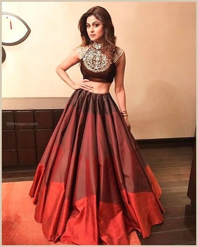 Saree Bollywood, Crop Top Dress, Indian Lehenga, Indian Couture, Lehenga Designs, Indian Designer Outfits, Indian Attire, Designer Dresses Indian, Indian Fashion Dresses