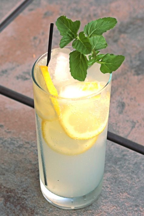 The Limoncello Collins drink recipe, featuring limoncello, gin, lemon juice and club soda, is perfect for barbecues. Lemon Drink Recipes, Gin Drink Recipes, Limoncello Cocktails, Citrus Cocktails, Gin Drinks, Lemon Drink, Tom Collins, Fruity Cocktails, Gin Cocktails