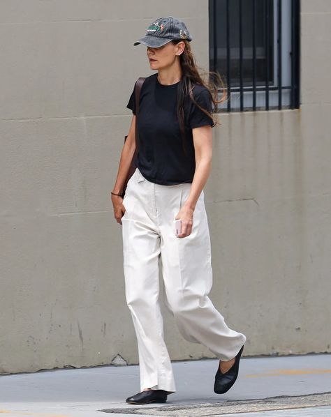 Katie Holmes Wore the Elegant Flats We're Trading In Heels For | Who What Wear Katie Holmes Outfits, Elegant Flat Shoes, Elegant Shoes Flat, Katie Holmes Style, Outfits For Mexico, Elegant Flats, Technology Fashion, Celebrity Lifestyle, Music Entertainment