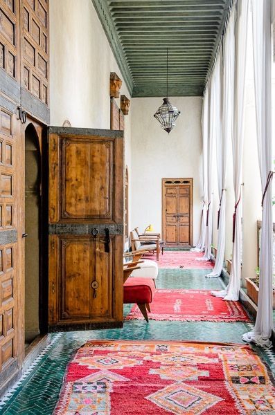 Moroccan Hotel, Colourful Rugs, Boutique Hotels Interiors, Design Marocain, Moroccan Architecture, Style Marocain, Moroccan Interiors, Hotel Interior Design, Hotel Boutique