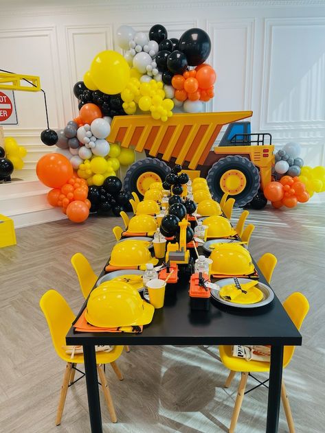 Construction Birthday Party Table, Construction Birthday Table Decor, Tractor Decorations Birthday, Construction Party Backdrop Ideas, Excavator Party Ideas, Truck Balloon Decorations, Construction Table Decor, Digger Birthday Party Decorations, Tonka Party Ideas