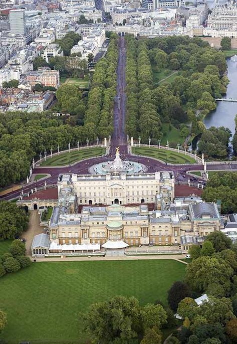 Why the Queen won't return to Buckingham Palace | HELLO! Gardener Quotes, Garden Party Aesthetic, Kensington Palace Gardens, Buckingham Palace Gardens, Kate Und William, Queen Summer, London Residence, Palace Garden, Summer Garden Party