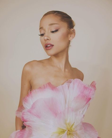 Ariana Grande | 🫧 𖦹 ☼ ⋆｡˚⋆ฺ ∞ ☼ | Instagram Ariana Grande Pink Photoshoot, Celebrities In Pink, Pink Love Aesthetic, Pink Ariana Grande, Aesthetic Album Covers, Pink Celebrity, Ariana Grande Pink, Usa Girls, Spotify Covers