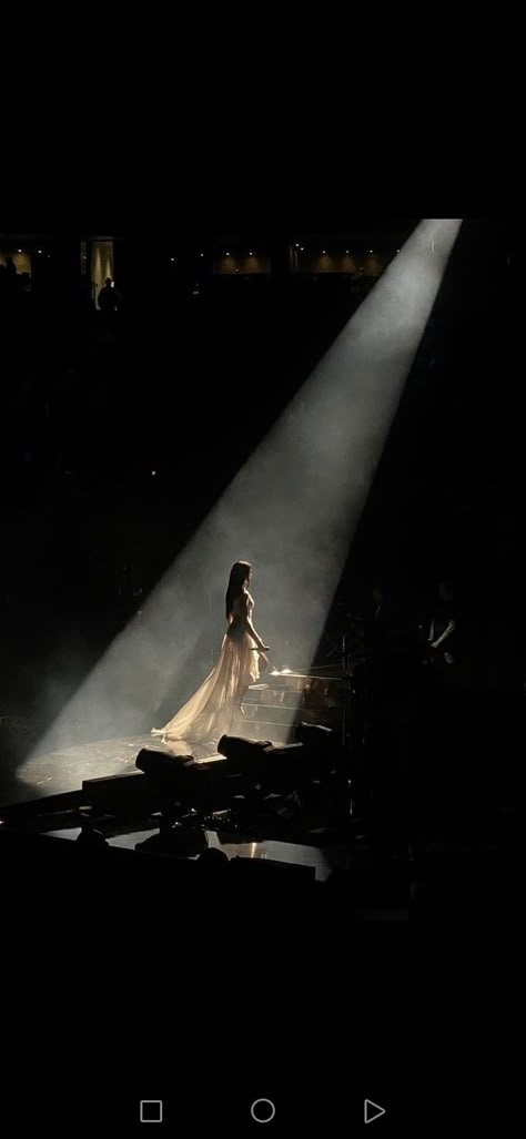 Dancers On Stage Aesthetic, Grammys Aesthetic Award, Woman Singing On Stage, Talking On Stage Aesthetic, Singing On Stage Aesthetic, Auditorium Photoshoot, Live Performance Aesthetic, Jazz Singer Aesthetic, Pop Singer Aesthetic