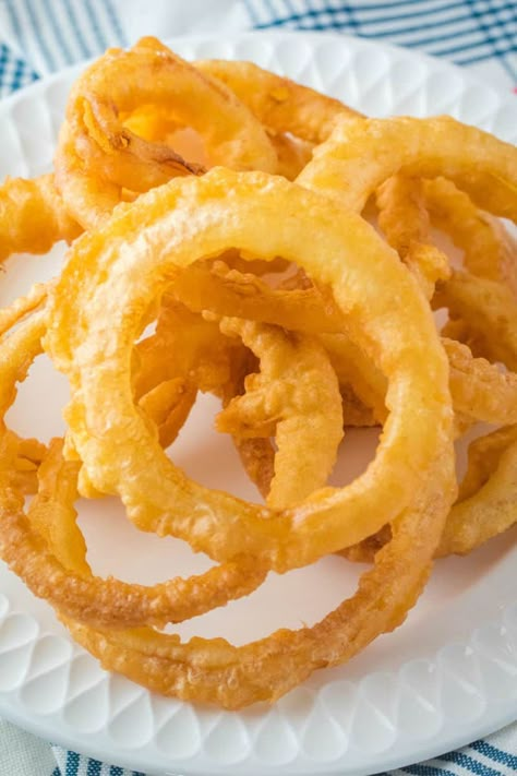 Learn how to make Onion Rings at home. They're super easy to make and you enjoy them fresh and crisp right in your own kitchen! #BreadBoozeBacon #onionrings #onion #appetizer #sidedish #cookout #comfortfood Onion Rings Batter Recipe, Onion Rings Easy, Onion Rings Recipe Easy, Onion Rings Air Fryer, Fried Onion Rings Recipe, Onion Ring Batter, Fried Onion Rings, Crispy Onion Rings, Homemade Onion Rings